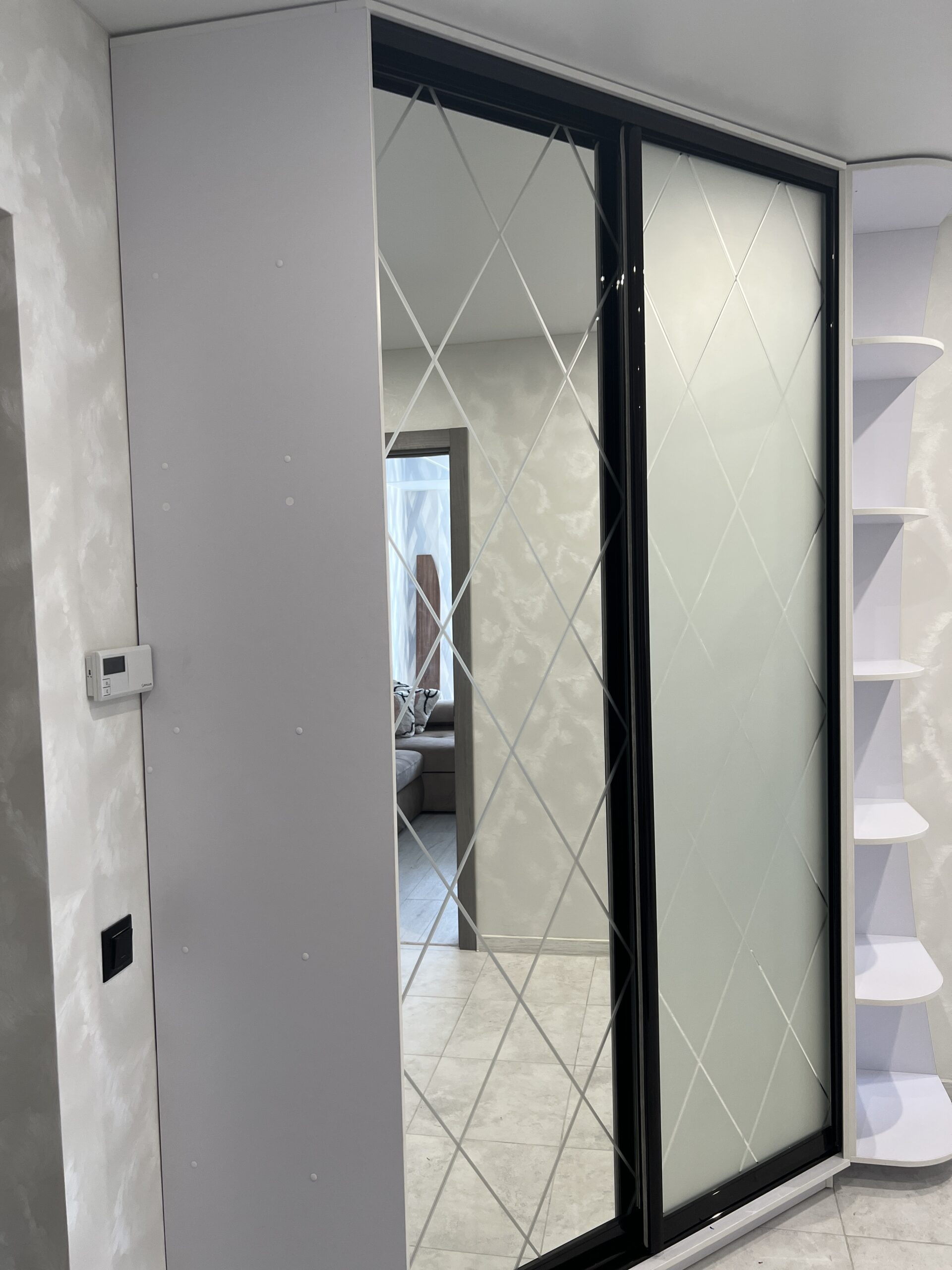 Кутова шафа-купе 130/130см біла з дзеркалом Garant