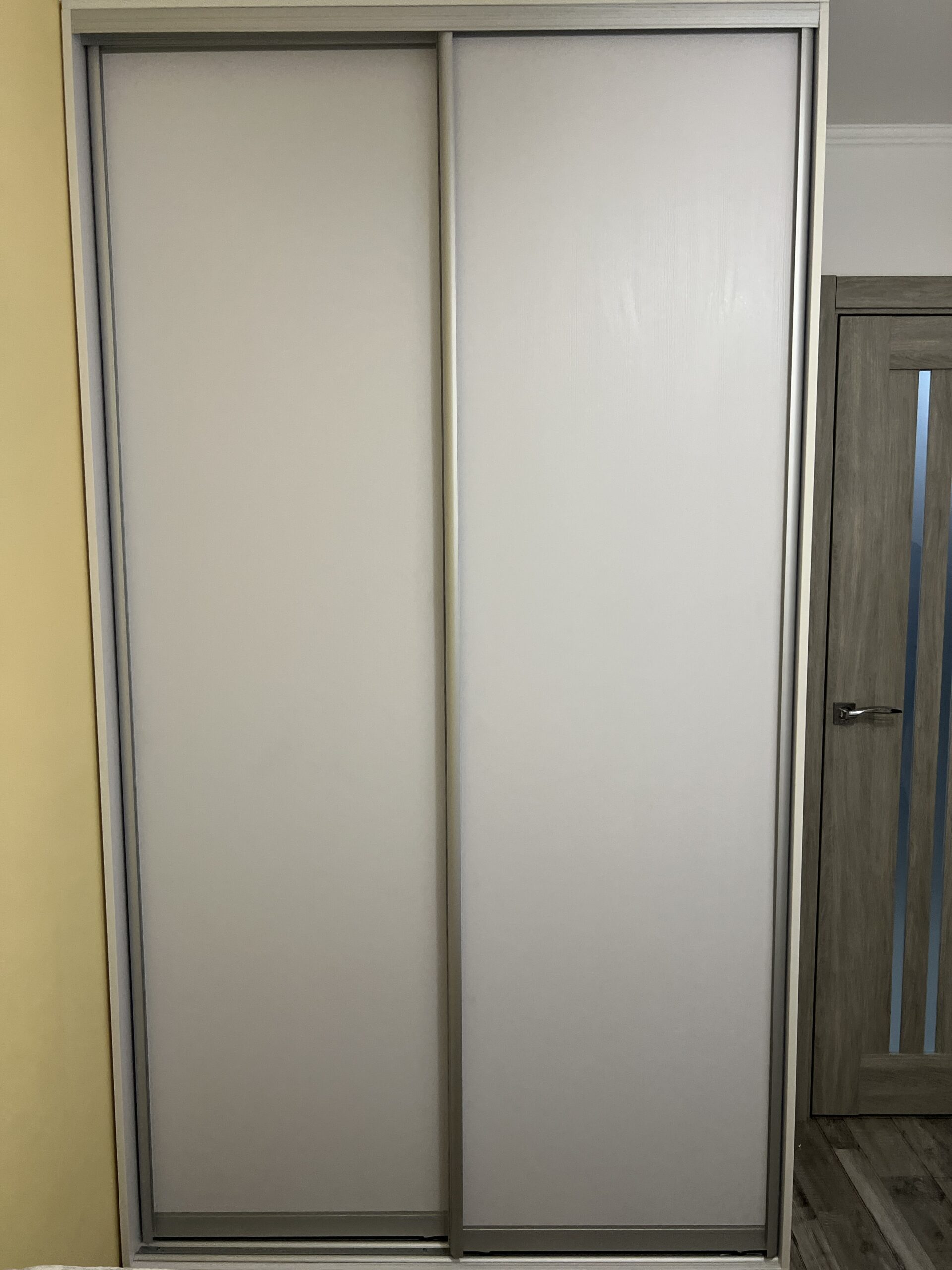 Шафа-купе 130см біла з срібним профілем Garant